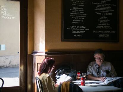 Clients al bar Canigó, a Gràcia, aquest dijous, últim dia que ha obert abans de la restricció.