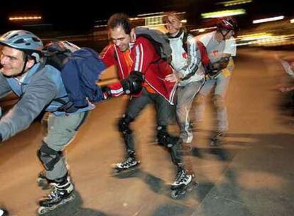 Patinadores de la asociación Madrid Patina recorren la Castellana.