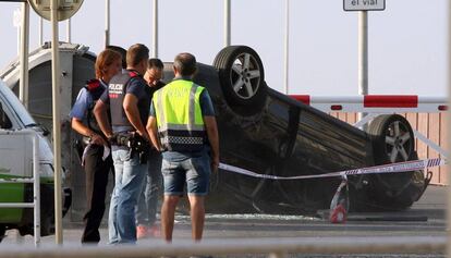 Agentes de policía junto al coche que usaron los terroristas en Cambrils