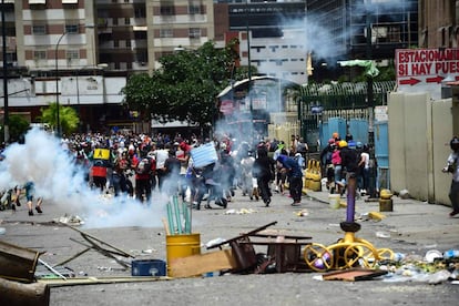 Confronto entre oposicionistas do Governo e a tropa de choque em Caracas.