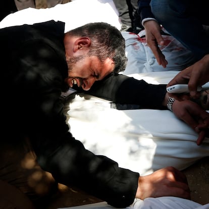  SENSITIVE MATERIAL. THIS IMAGE MAY OFFEND OR DISTURB    A mourner reacts next to a body of a Palestinian killed in an Israeli strike, in the northern Gaza Strip March 15, 2025. REUTERS/Mahmoud Issa 