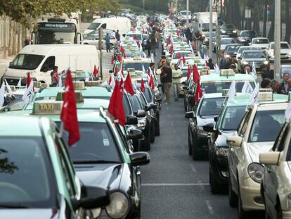 Concentraci&oacute;n de taxistas en Lisboa contra Uber.