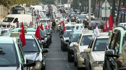 Concentraci&oacute;n de taxistas en Lisboa contra Uber.