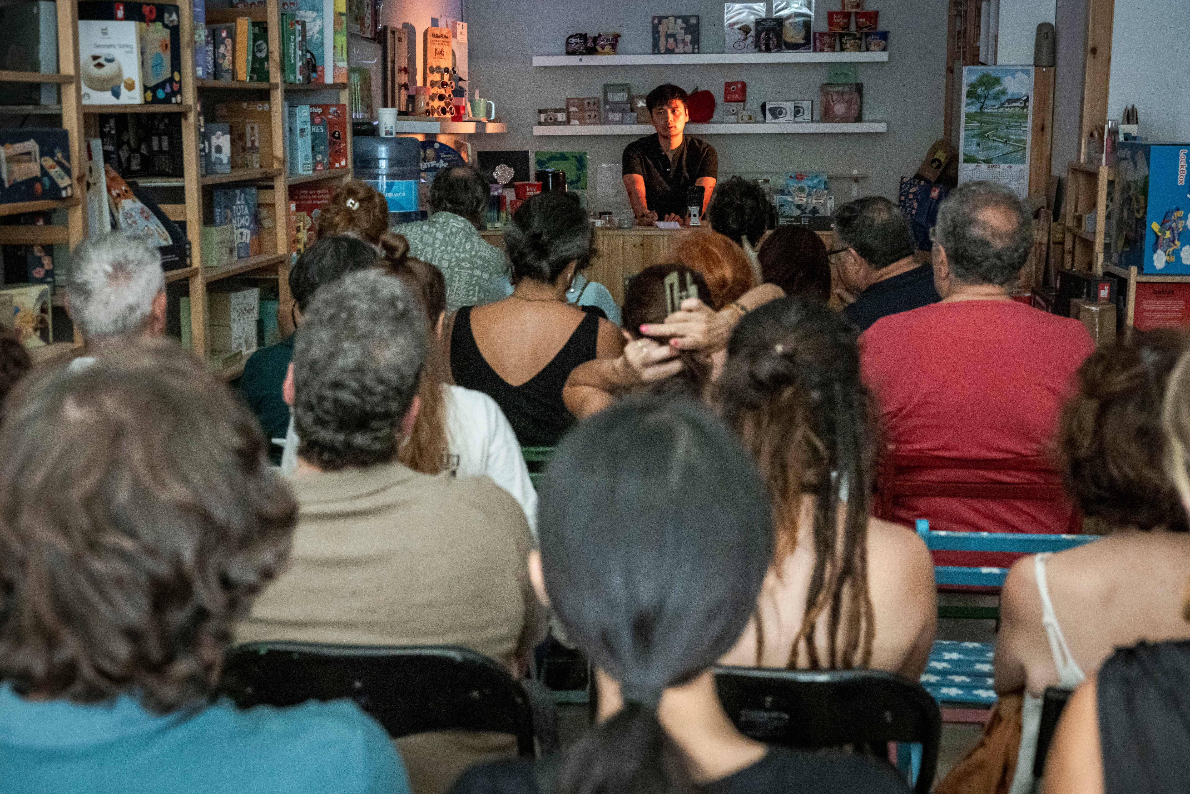 El actor Hu Zhao durante su actuación en 'Forastero, forastero' en una librería-juguetería del barrio reconvertida en eventual teatro. 