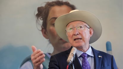 El embajador de EE UU en México, Ken Salazar, habla una conferencia de prensa este jueves en Ciudad de México.