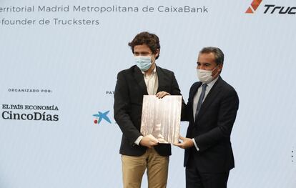 Luis Bardaji Izar, cofundador y CEO de Trucksters, recibe el premio a la Stratup más innovadora, entregado por Rafael Herrador, director territorial Madrid Metropolitana de CaixaBank.