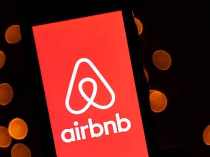 Logotipo de Airbnb en un teléfono móvil. 