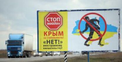 "¡Stop Maidán! ¡No a la intervención extranjera en Crimea!" dice este cartel en Armyansk (Crimea).