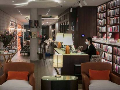 La nova llibreria de Barcelona, Finestres.