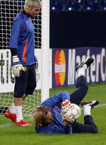 Cañizares y Hildebrand, en el entrenamiento del Valencia en Alemania.