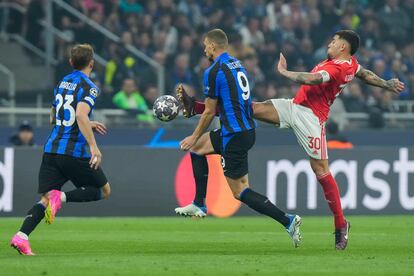 Otamendi trata de cortar el avance de Dzeko durante el partido de este miércoles en Milán.