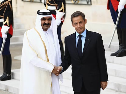 El entonces presidente francés, Nicolas Sarkozy, saluda al emir de Qatar en 2011, Hamad Bin Khalifa al Thani, en París, Francia.