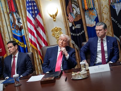 Marco Rubio, Donald Trump y Pete Hegseth durante una reunión con su Gabinete, en Washington, este martes.