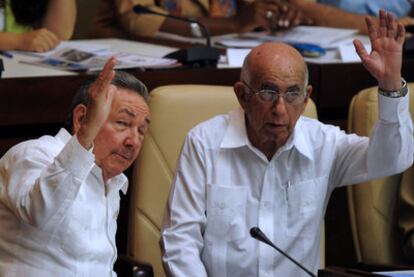 El presidente cubano, Raúl Castro (izquierda), y el vicepresidente primero, José Ramón Machado Ventura, el domingo en el Parlamento.