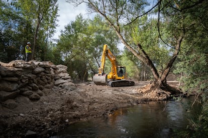 La retirada de un muro de 140 metros en Paracuellos del Jarama permitirá la creación de un nuevo depósito natural de agua que recargará el acuífero y las reservas subterráneas con 500 millones de litros de agua cada año, el equivalente a dos mil millones de cañas de cerveza.