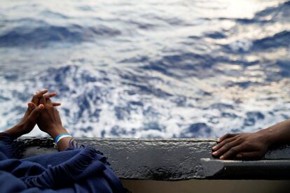 Una pareja de migrantes observan el mar desde la popa del buque Open Arms, el 5 de agosto.