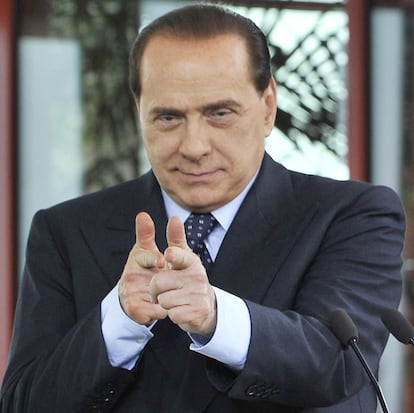 Berlusconi hace el gesto de disparar en una rueda de prensa junto a Vladímir Putin, en 2008.