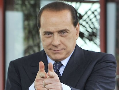 Berlusconi hace el gesto de disparar en una rueda de prensa junto a Vladímir Putin, en 2008.