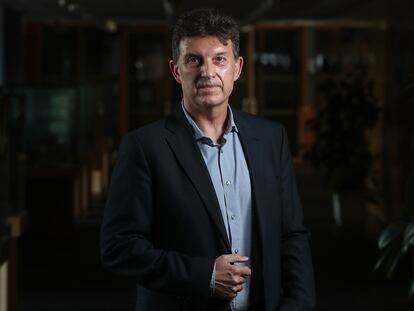 Ángel Gómez, catedrático de Psicología de la UNED, en el edificio de la facultad en Madrid.