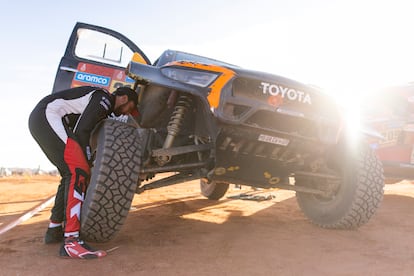 Henk Lategan trabaja en su Toyota durante la cuarta etapa del Dakar.
