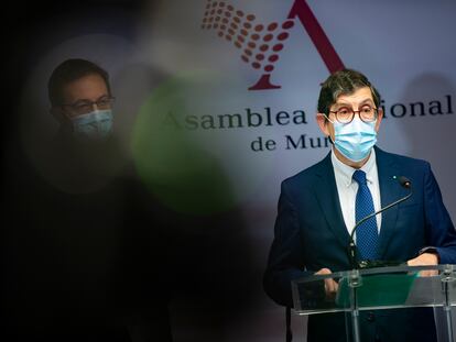 El consejero de Salud, Manuel Villegas, interviene durante una rueda de prensa este miércoles.
