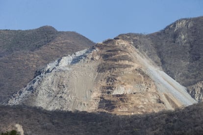 La mina de Media Luna se levanta sobre uno de los cerros del conocido como cinturón de oro de Guerrero