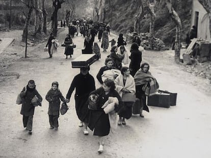 Mujeres y ni&ntilde;os camino de la frontera francesa a principios de 1939.