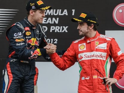 Fernando Alonso felicita a Sebastian Vettel en el podio