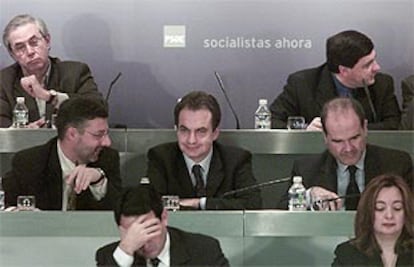 José Luis Rodríguez Zapatero, en el centro, antes de su intervención ante el Comité Federal socialista.