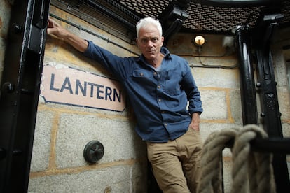 XDAM Migration: Project: 38182 Show: MYSTERIES OF THE DEEP 2 Caption: Jeremy Wade Presenter.