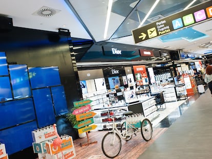 Pasillo de una de las tiendas libres de impuestos en el aeropuerto de Barcelona-El Prat