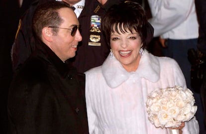 La boda de Liza Minnelli y su recién desaparecido cuarto marido, David Gest, fue un gran acontecimiento social que no se quisieron perder figuras como Michael Jackson. El vestido que lució la actriz corrió a cargo del diseñador americano Bob Mackie y costó 45.000 dólares.