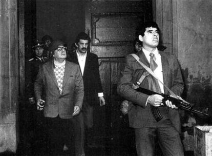 Salvador Allende, en 1973, con sus escoltas, en la entrada del palacio de La Moneda.