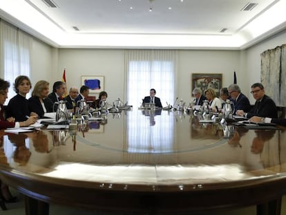 Mariano Rajoy presides the cabinet meeting on Saturday.