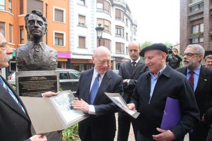 John Steer, hijo del corresponsal de guerra George Steer, contempla las fotografías realizadas por su padre en 1937 que le muestra el superviviente del bombardeo Mateo Malaxetxebarria, ayer, en Gernika.