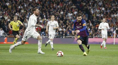 Sergio Ramos y Leo Messi pelean por el balón en el clásico del pasado marzo.