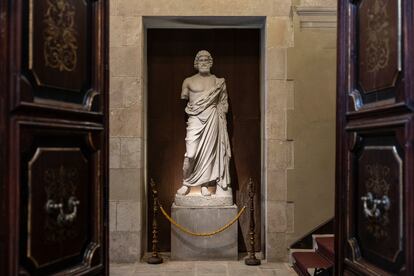 Estatua de Asclepio, dios griego de la Medicina, en la entrada de la Real Academia de Medicina de Cataluña.