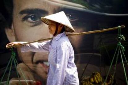 Una mujer camina junto a una tienda de Mont Blanc en Hanoi (Vietnam). EFE/Archivo