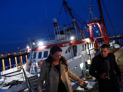 Una funcionaria de la embajada británica abandona este viernes el pesquero retenido por Francia en el puerto de Le Havre