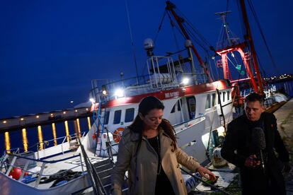 Una funcionaria de la embajada británica abandona este viernes el pesquero retenido por Francia en el puerto de Le Havre