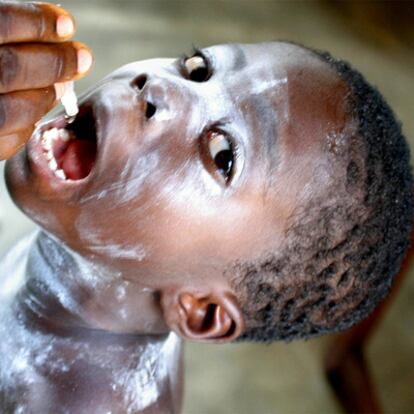 Un médico inmuniza a un niño contra la polio en una localidad cercana a Lagos, la capital de Nigeria.