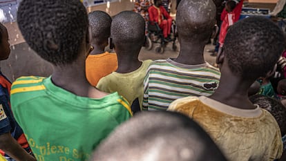 Un grupo de niños en un centro de acogida de menores de Cruz Roja en Canuya en Bamako, capital de Mali.