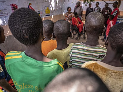 Un grupo de niños en un centro de acogida de menores de Cruz Roja en Canuya en Bamako, capital de Mali.