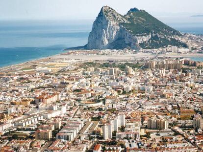 Vista a&eacute;rea de La L&iacute;nea de la Concepci&oacute;n, con Gibraltar al fondo.