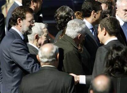Zapatero saluda a Rajoy en el último homenaje a las víctimas del 11-M.
