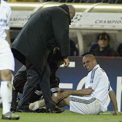 Ronaldo se duele lesionado en el suelo.