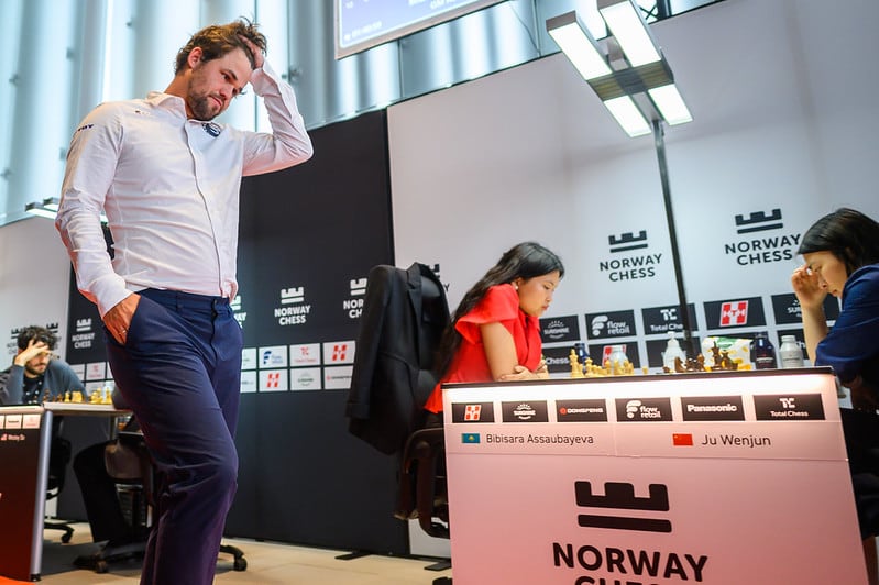 Carlsen pasea por el escenario durante su partida con Gukesh este jueves en Oslo