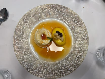 Postre de huevos reales y merengón, típico de México. Restaurante Nicos, Ciudad de México 