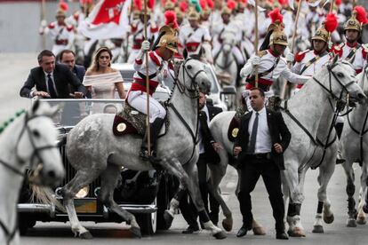 Jair Bolsonaro observa como uno de los caballos de la guardia presidencial sufre un percance durante un corto recorrido mientras se dirige al Palacio de Planalto.