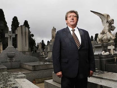 Gabino Abánades, en el cementerio de la Almudena, donde empezó como jardinero.
